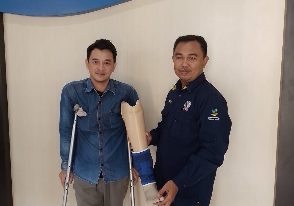 Penerimaan Bantuan kaki Palsu dari Sentra Satria Baturraden untuk Sdr. Dwi Irianto Desa Cilibang